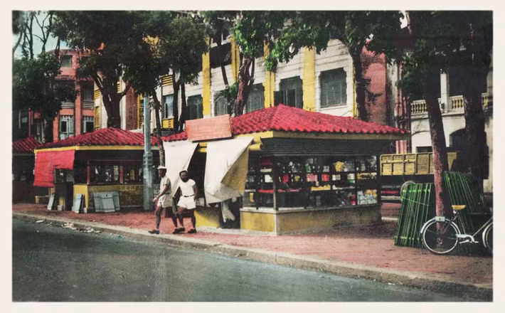 Ki-ốt quà lưu niệm nằm đại lộ Charner.