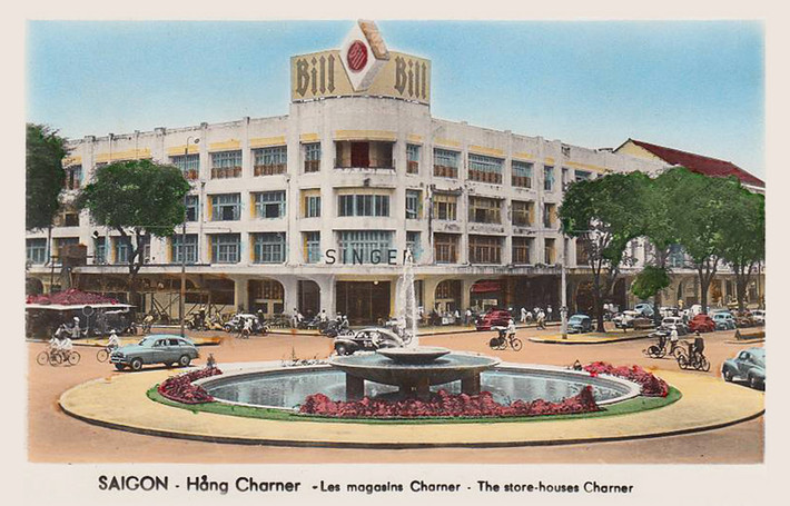 Một hình ảnh khác về góc Charner - Bonnard. Thương xá SGMC trong ảnh này mang diện mạo khác. Bùng binh giữa ngã tư được người Sài Gòn xưa gọi là bùng binh bồn kèn, sau này được gọi là vòng xoay cây liễu vì hàng liễu được trồng thêm xung quanh.