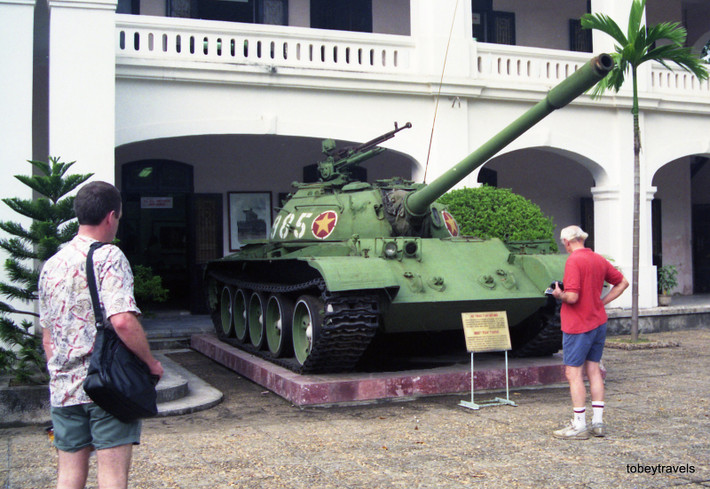 Xe tăng T-54B số 985 ở Bảo tàng Quân đội.