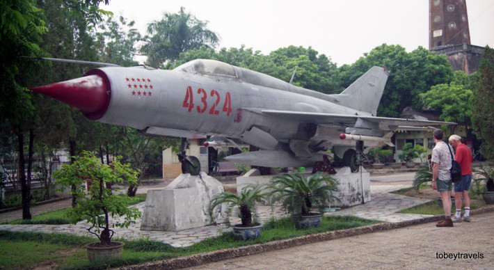 Du khách Tây bên chiếc máy bay MiG-21 số hiệu 4324 ở Bảo tàng Quân đội.
