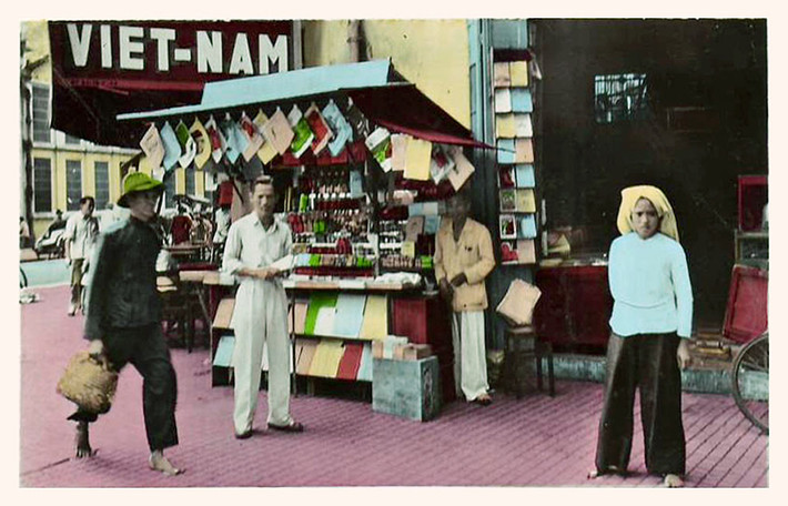 Sạp bán sách báo trên đường phố.