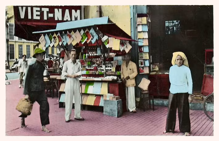 Sạp bán sách báo trên đường phố.