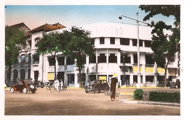 Người bán hàng rong đi qua tòa nhà bách hóa Viễn Đông.