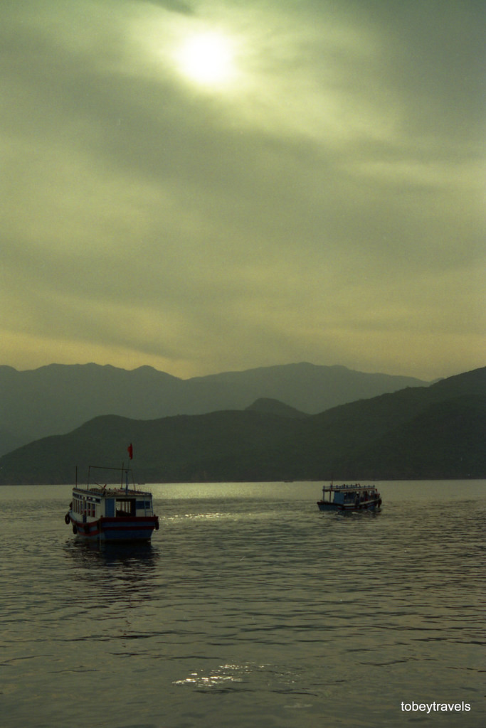 Hoàng hôn trên vịnh Nha Trang.