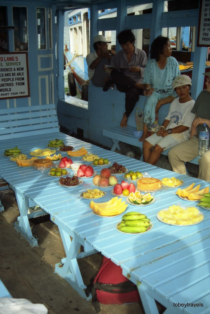 Các món tráng miệng trên thuyền.