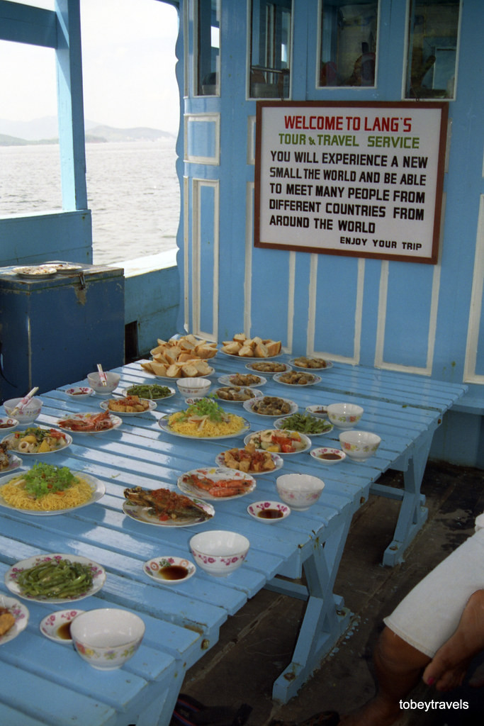 Bữa tiệc trên du thuyền của đoàn khách.