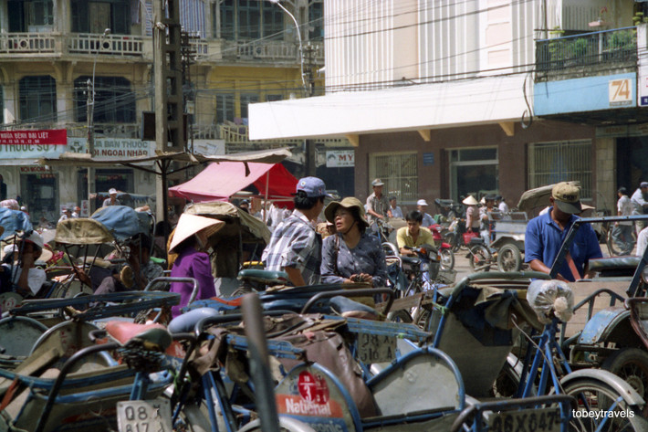 Đường Tháp Mười, phía ngoài chợ Bình Tây.