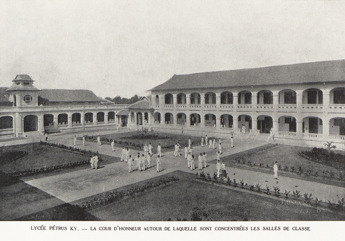 Sân trung tâm của trường THPT Petrus Ký.