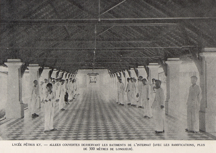 Hành lang có mái che kết nối các tòa nhà của trường học nội trú Petrus Ký.