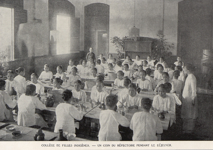 Bữa trưa tại nhà ăn của trường Nữ trung học Bản xứ.