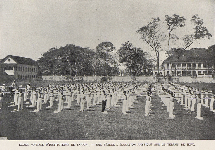 Giờ giáo dục thể chất trên sân trường trường Sư phạm Sài Gòn, nay là hai trường THCS Võ Trường Toản và THPT Trưng Vương.