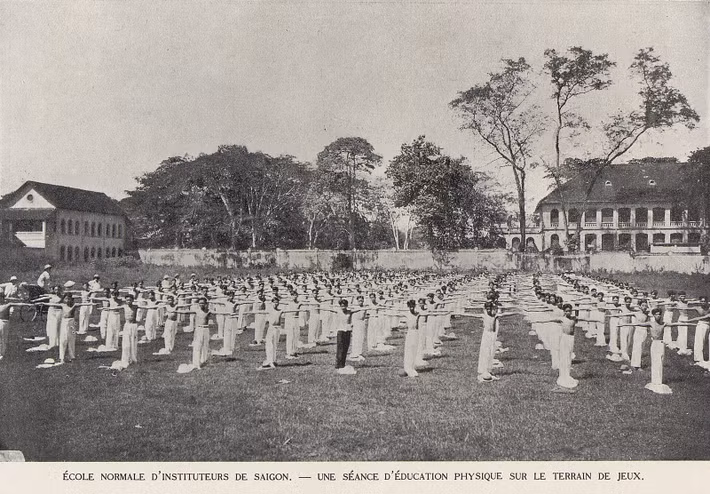 Giờ giáo dục thể chất trên sân trường trường Sư phạm Sài Gòn, nay là hai trường THCS Võ Trường Toản và THPT Trưng Vương.