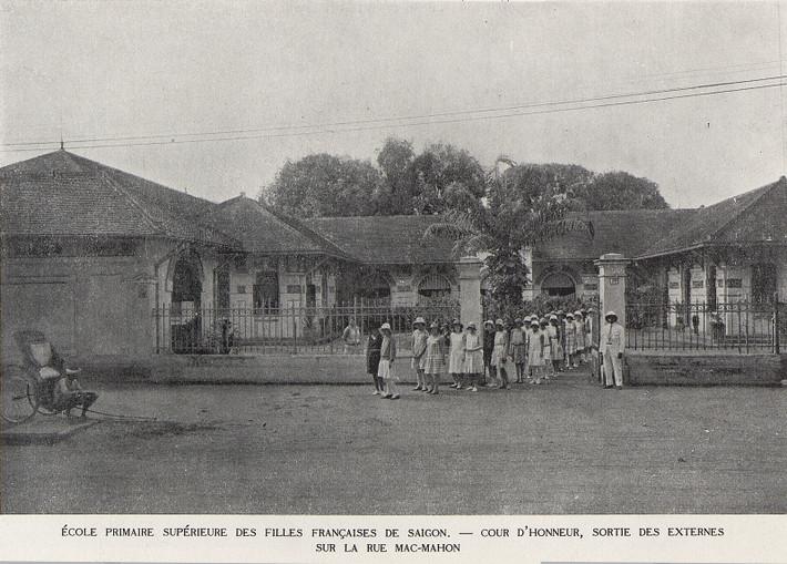 Cổng chính trên đường Mac-Mahon của Trường THPT Nữ sinh Pháp ở Sài Gòn, nay là Trường THPT Marie Curie, đường Nam Kỳ Khởi Nghĩa.