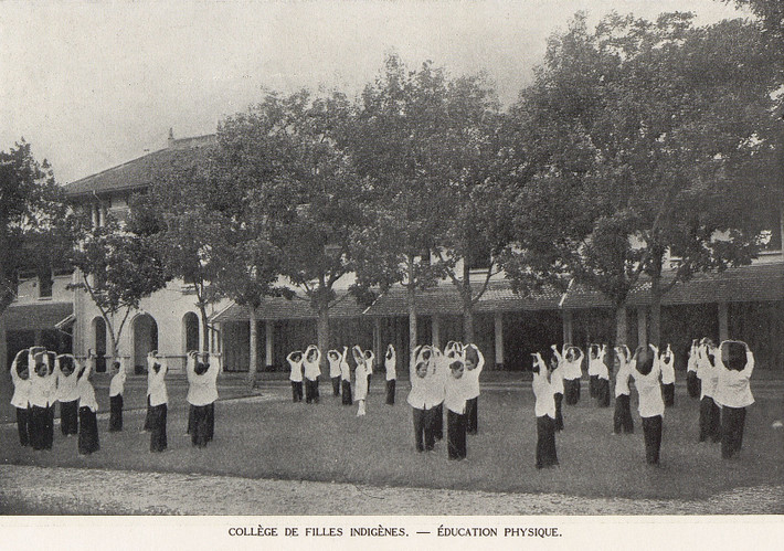 Giờ giáo dục thể chất ở trường Nữ trung học Bản xứ hay trường nữ Gia Long, nay là trường THPT Nguyễn Thị Minh Khai.