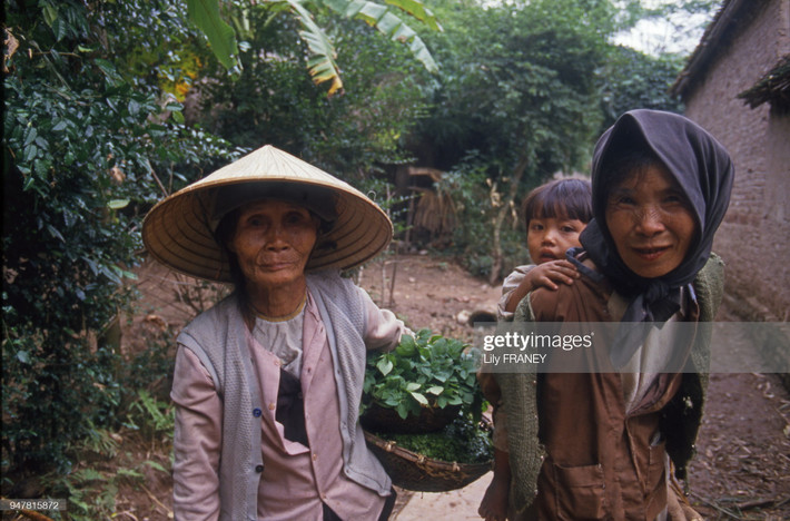 Hai cụ bà và đứa trẻ ở vùng nông thôn miền Bắc.