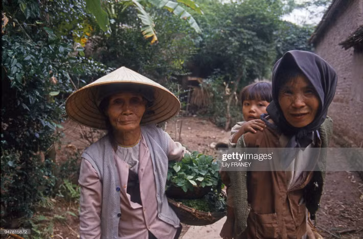 Hai cụ bà và đứa trẻ ở vùng nông thôn miền Bắc.