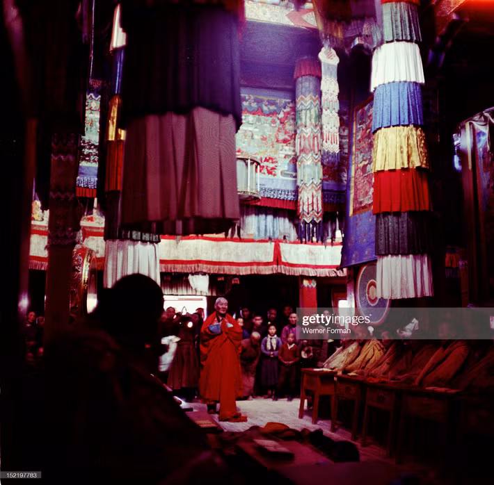 Cảnh hành lễ bên trong một ngôi chùa ở Ulan Bator.