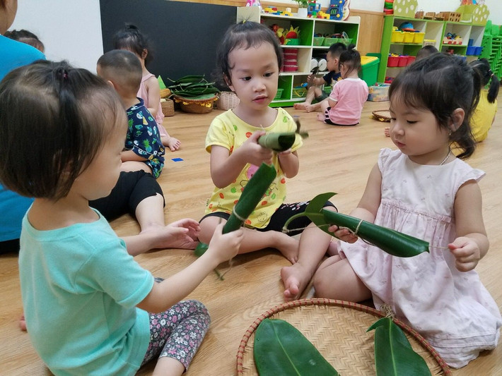 Trâu lá đa, lá mít là món đồ chơi dân gian dễ làm nhưng rất thú vị. Chỉ cần cắt phần gần cuống là thành hai "sừng", gập lại, lấy dây buộc quanh thân và đầu cuống là tạo thành một chú rối trâu biết gật gù rất sống động. Ảnh: Mầm non Chim Non.