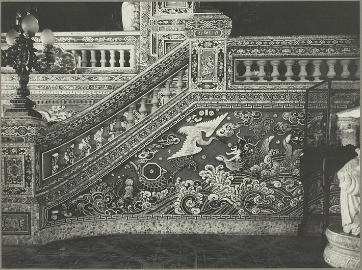 Nội thất nhà hát trang trí dày đặc bằng mảnh sành sứ màu khiến công trình có vẻ đẹp lộng lẫy, đa sắc.