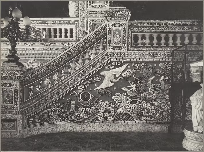 Nội thất nhà hát trang trí dày đặc bằng mảnh sành sứ màu khiến công trình có vẻ đẹp lộng lẫy, đa sắc.