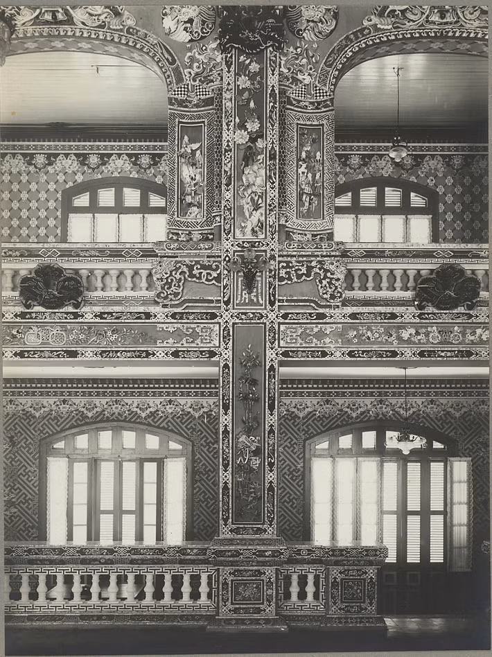 Nhà hát Cửu Tư Đài có diện tích mặt nền gần 1.200m2, xây hai tầng, mặt quay về hướng Bắc, phía sau liên thông với lầu Khải Tường.