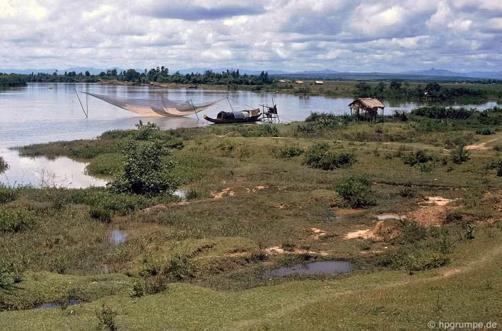 Khung cảnh bình yên bên bờ sông Bến Hải, nơi từng hứng chịu rất nhiều đạn bom thời chiến tranh.