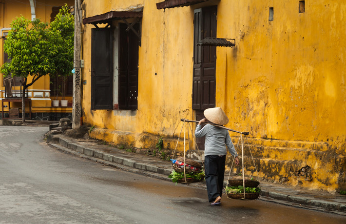 Một một con đường của phố cổ Hội An vào sáng sớm tinh mơ. Ảnh: Gabe Torney/ 500px.com.