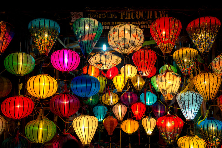 Những ánh đèn lồng muôn sắc trên phố. Ảnh: Jonathan McWillie/ 500px.com.