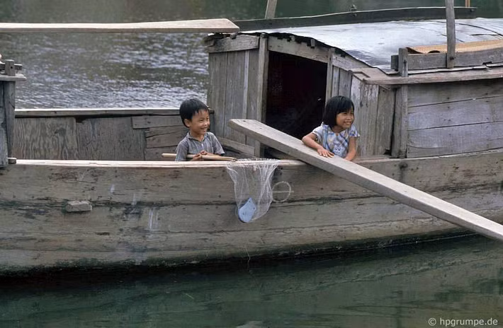 Trẻ em trên một con thuyền ở sông Thu Bồn, Hội An.