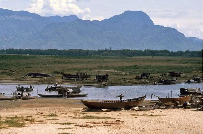 Xưởng đóng thuyền bên bờ sông ở gần thị xã Tam Kỳ.