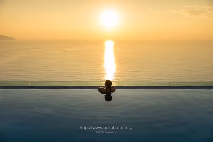 Cảnh hoàng hôn nhìn từ bể bơi "vô cực" tại một khu nghỉ dưỡng ở Đà Nẵng. Ảnh: Bellphoto/ Flickr.