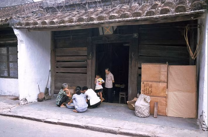 Nhà cổ Quân Thắng ở phố cổ Hội An năm 1991. Lúc này ngôi nhà cổ nổi tiếng cỏ vẻ ngoài bình dị như mọi ngôi nhà khác ở phố cổ, chưa trưng biển di tích và đón các đoàn khách ghé thăm.