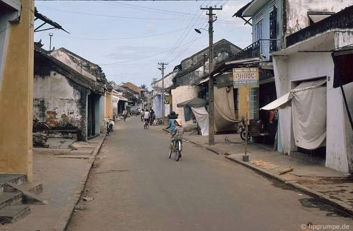 Không thể tìm ra bóng dáng một khách du lịch nào trên đường phố, trái ngược với cảnh tượng khách trong và ngoài nước đông đúc như trảy hội ở Hội An của thế kỷ 21.