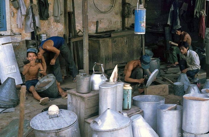 Du lịch chưa phải là một ngành kinh tế quan trọng, cư dân Hội An lúc đó kiếm sống bằng đủ nghề khác nhau.