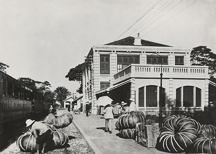 Trên sân ga Phủ Lạng Thương, khoảng năm 1921-1935. Năm 1962, thị xã Phủ Lạng Thương được đổi tên thành thị xã Bắc Giang, tỉnh lỵ của tỉnh Hà Bắc (gồm cả hai tỉnh Bắc Giang và Bắc Ninh ngày nay).