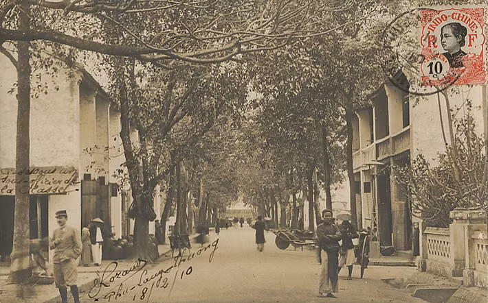 Một con đường ở thị xã Phủ Lạng Thương năm 1910.