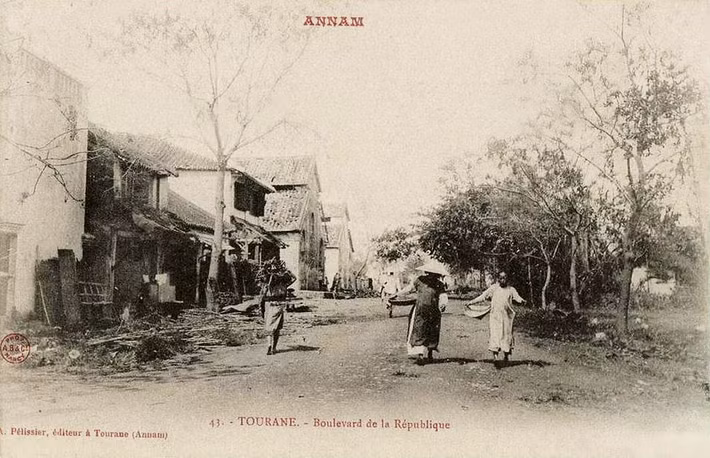 Đại lộ République (nay là đường Hùng Vương), phía xa là hai dãy nhà lồng của chợ Hàn.