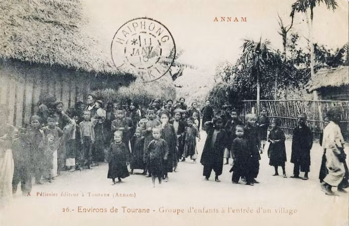 Nhóm trẻ em ở lối vào một ngôi làng ngoại ô Đà Nẵng.