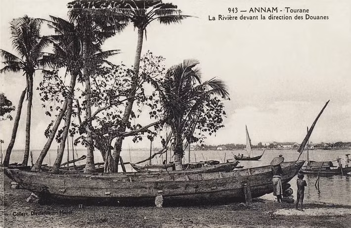 Khung cảnh sông Hàn ở phía trước Sở Quan thuế.