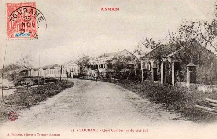 Đường Quai Courbet (nay là đường Bạch Đằng) ở Đà Nẵng thời thuộc địa. Tên chính thức của Đà Nẵng lúc này là Tourane.