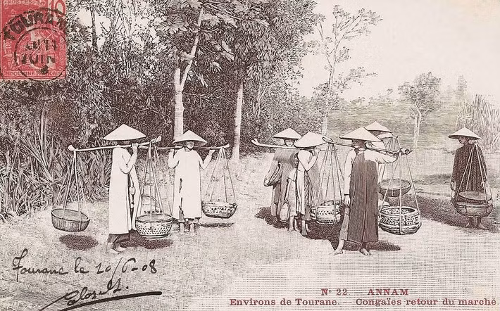 Những người phụ nữ sau buổi họp chợ ở ngoại vi Đà Nẵng, khoảng năm 1908.