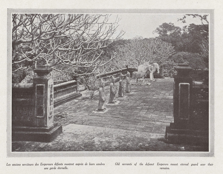 Tượng đá ở sân Bái Đình lăng Tự Đức.