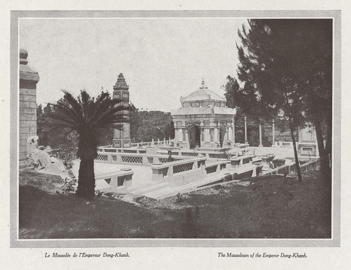 Nhà bia của lăng vua Đồng Khánh.