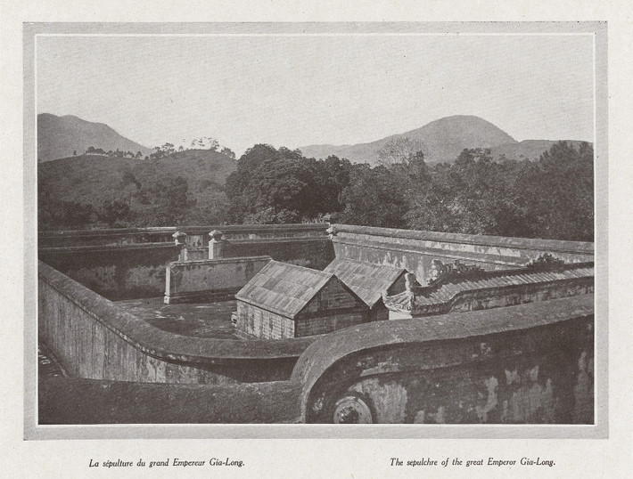 Mộ vua Gia Long và bà Thừa Thiên Cao Hoàng hậu nhìn từ phía sau Bửu Thành của lăng Gia Long.