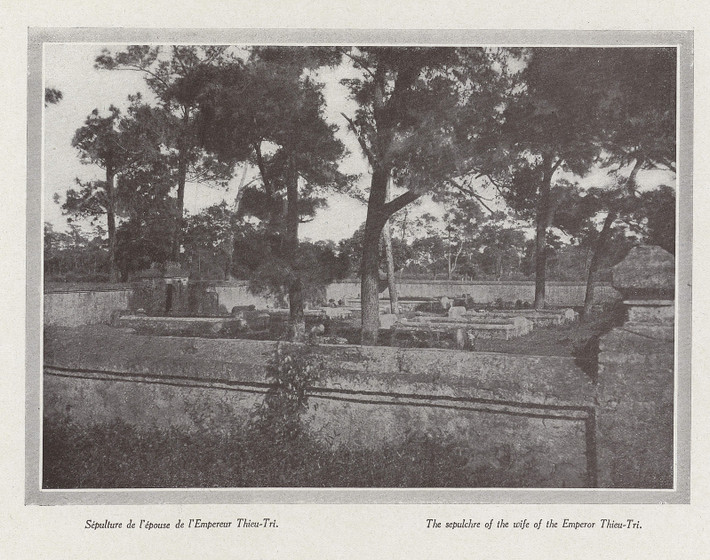 Khu mộ các thứ phi (?, được ghi chú trong ảnh là l'épouse / wife) của vua Thiệu Trị.