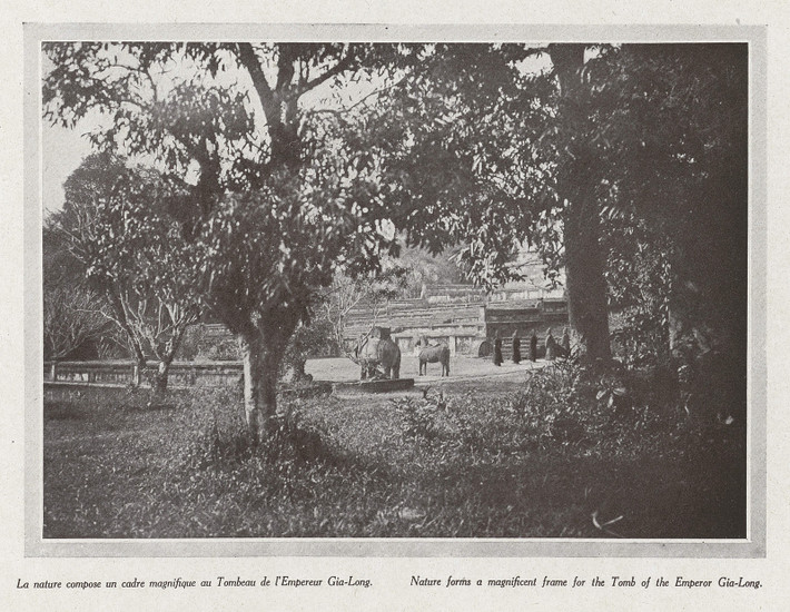 Một góc nhìn khác về sân chầu lăng Gia Long.