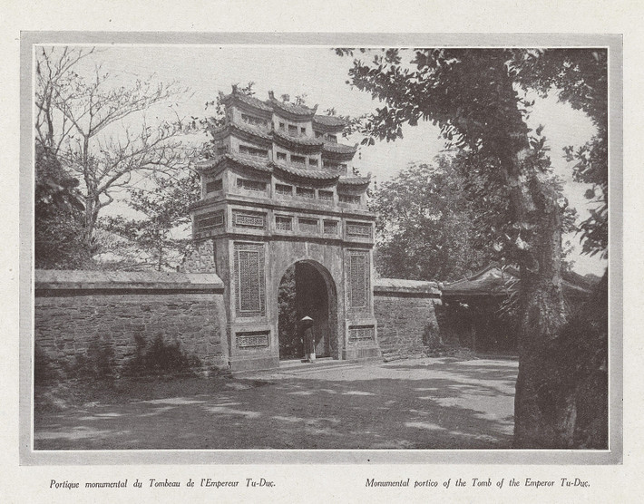 Một cánh cổng ở lăng vua Tự Đức.