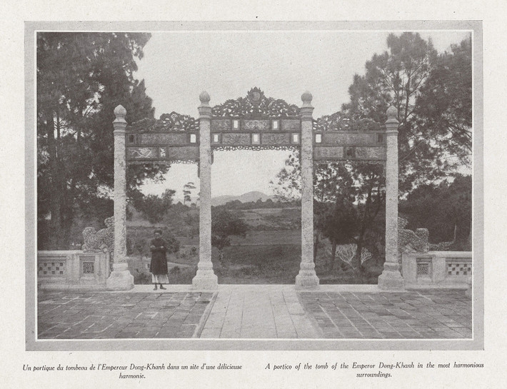 Từ cổng lăng mộ vua Đồng Khánh nhìn về núi Thiên Thai - tiền án của lăng.