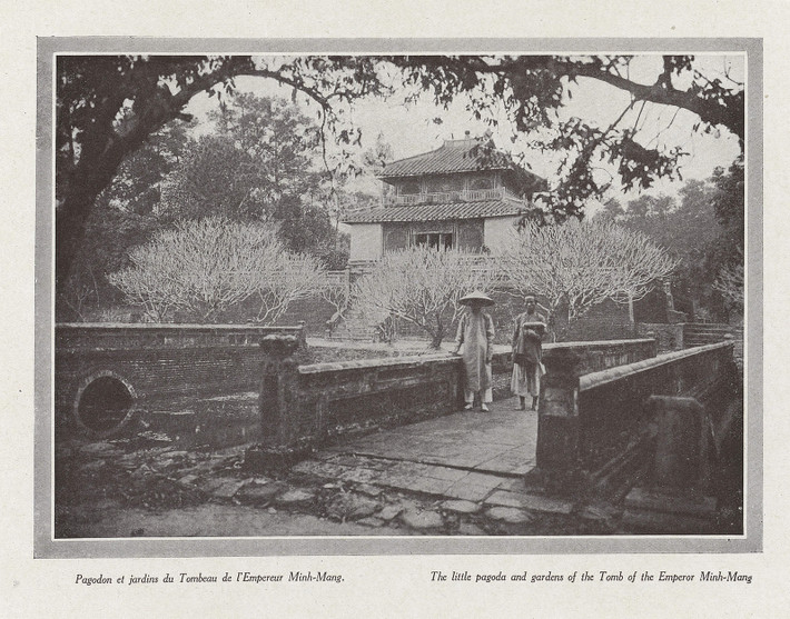 Hồ Trừng Minh và tòa Minh Lâu ở lăng vua Minh Mạng.