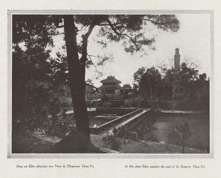 Từ hồ Ngưng Thúy nhìn về lầu Đức Hinh, lăng Thiệu Trị.